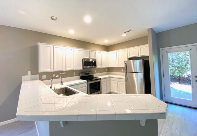 Building Photo - Stylish 3BR near Progress Ridge – Includes $500 Monthly Credit