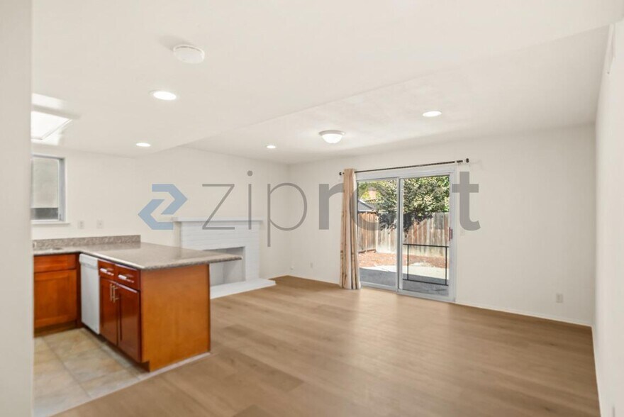 Building Photo - Unit