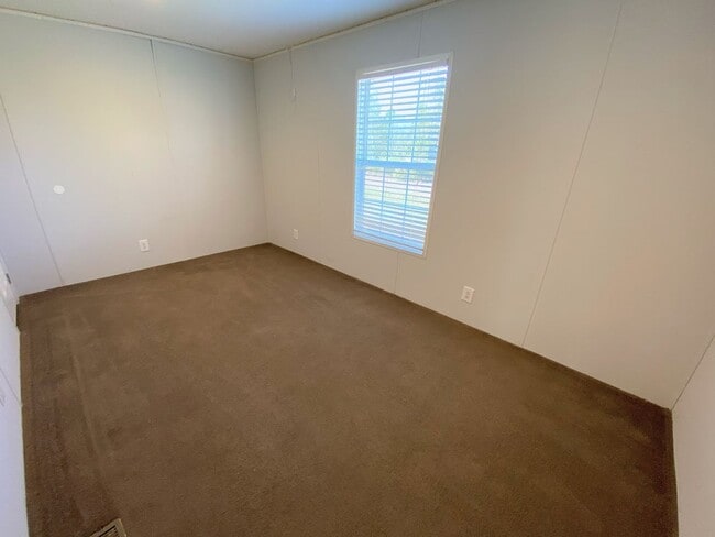 Building Photo - Spacious 3 Bedroom Mobile Home for Rent in...