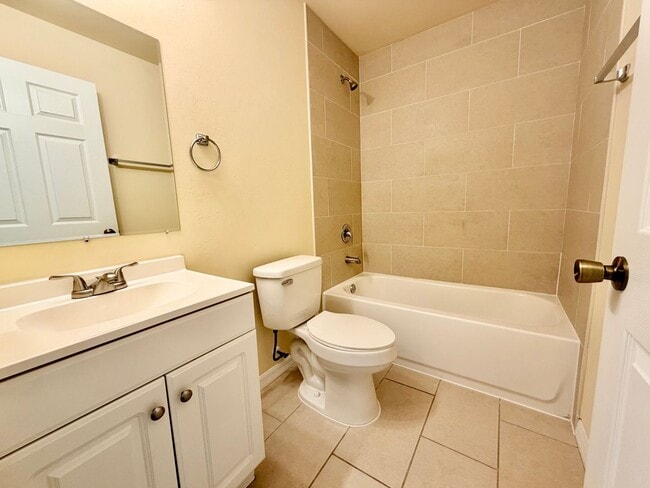 Building Photo - Like-New 3BR-2 Bath Duplex w/ Garage, Prime Cape Coral Location + Flexible Lease Options+Pet Frie...