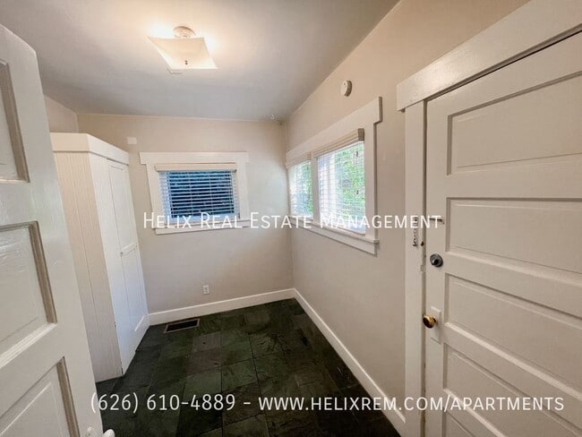 Building Photo - 1417 Grevelia St