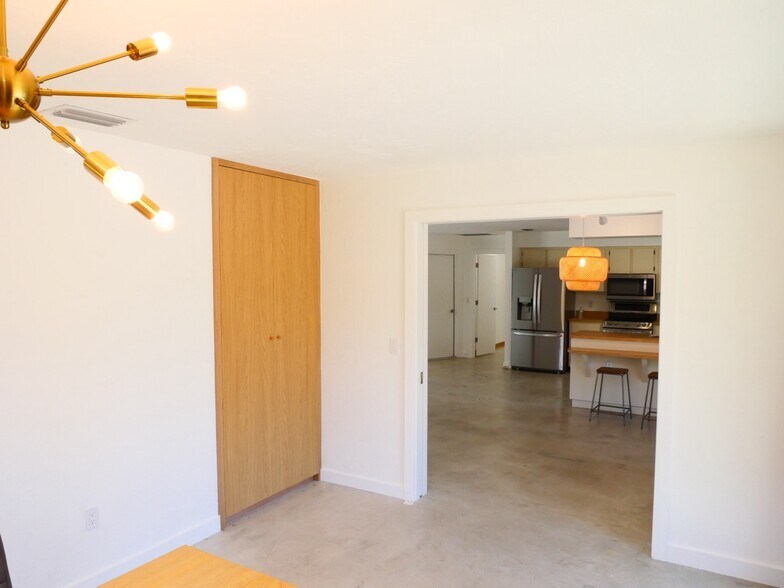 Building Photo - 11092 Orangewood Dr