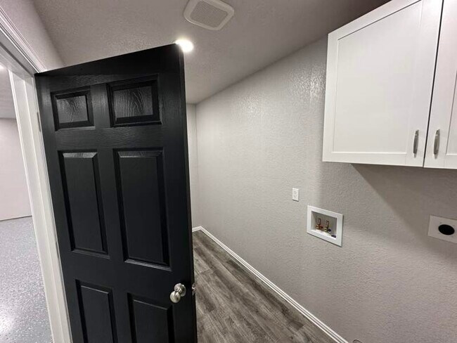 Building Photo - 4707 Midway Dr