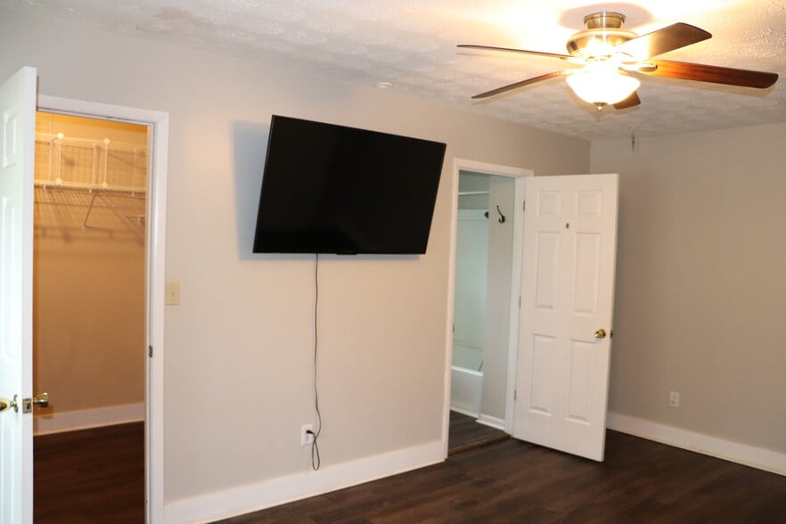 Building Photo - 10075 Westland Dr