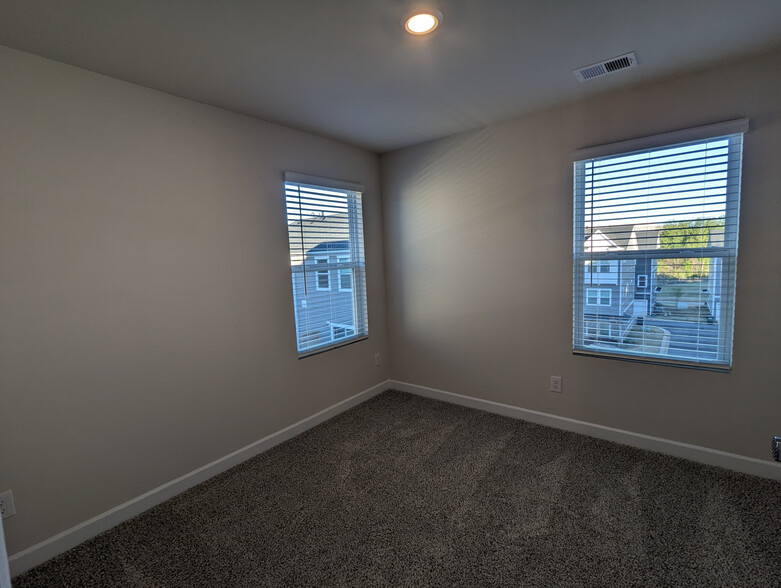 Building Photo - Room in Townhome on Memorial Pkwy