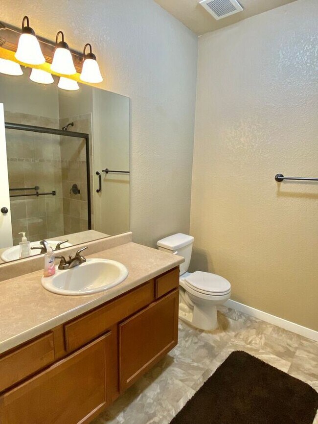 Building Photo - Fantastic 2 Bed, 2 Bath Condo With Detache...