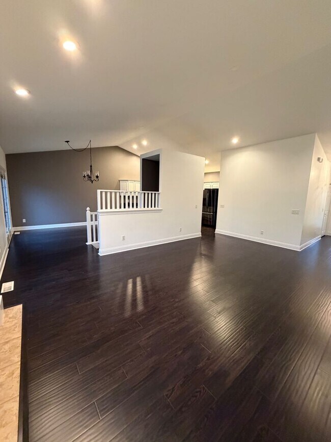 Building Photo - 4 BED 3 1/2 BATH HOUSE