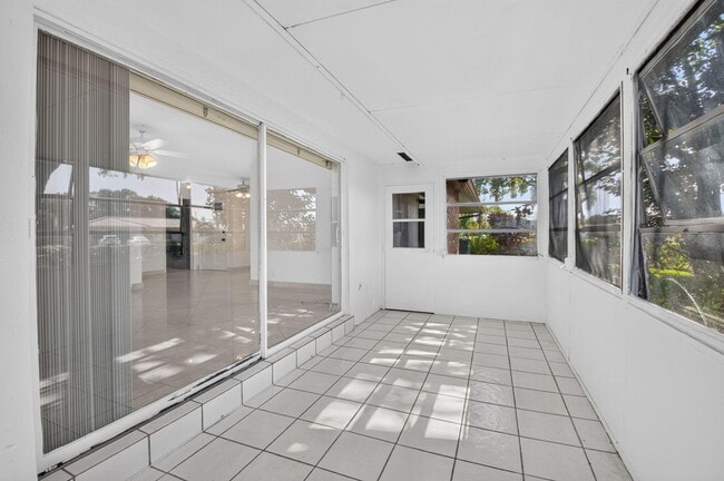 Building Photo - 300 NW 42nd St