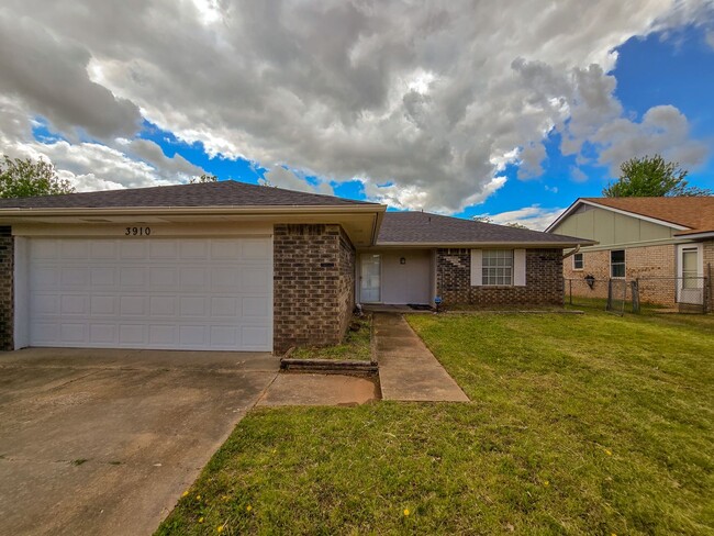 Building Photo - 3 Bedroom 2 Bath home in Shawnee!