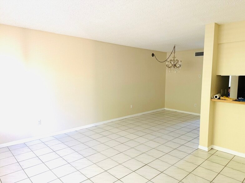 Building Photo - 2525 West Bay Dr