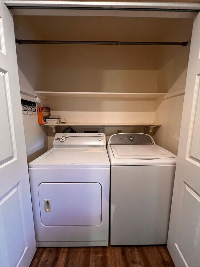 Building Photo - Close to Downtown Prescott!!