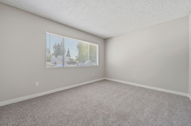 Building Photo - Freshly Updated Townhome - Light, Bright & Spacious!