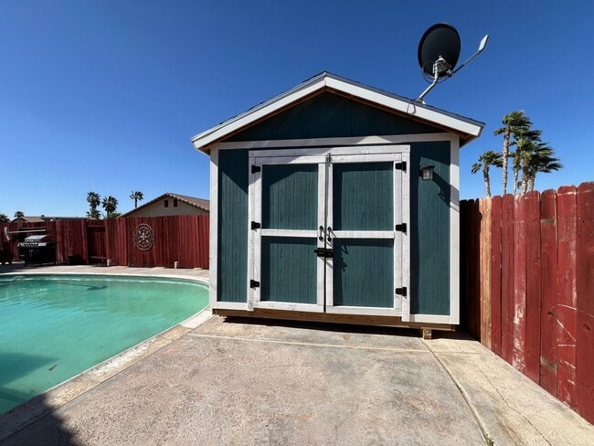 Building Photo - 3 Bedroom 2 Bathroom House with Swimming P...