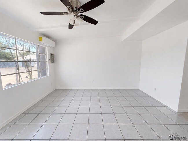 Building Photo - 301 S Magnolia Ave