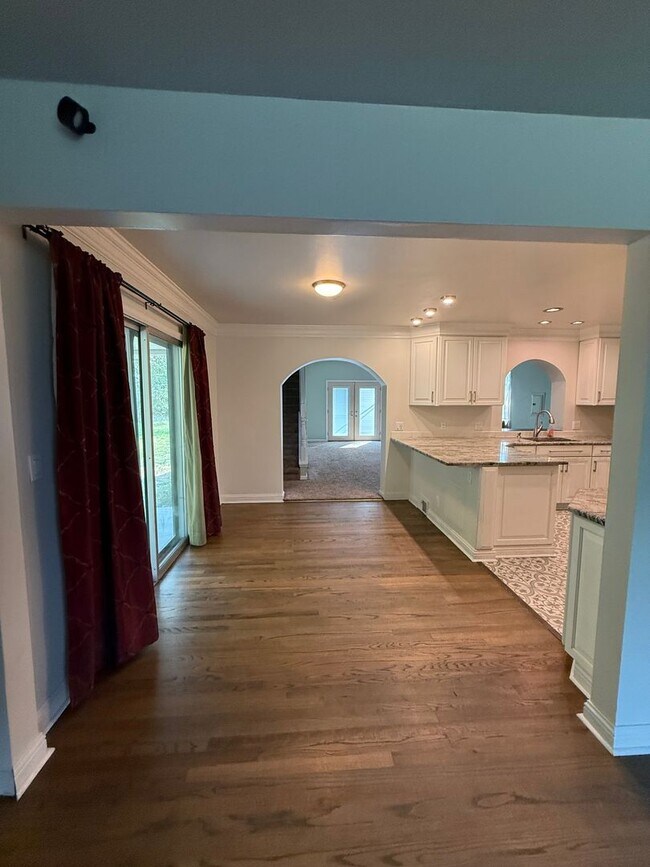 Building Photo - Spacious South Hill Home