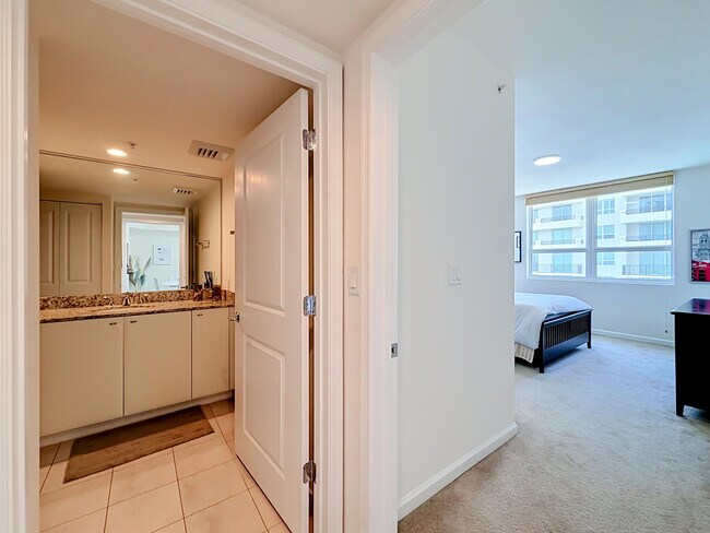 Building Photo - 610 W Las Olas Blvd