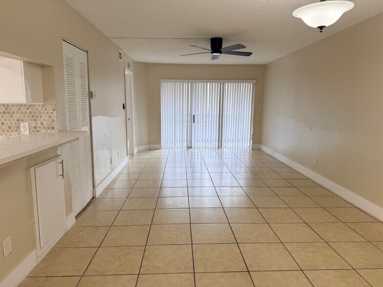 Building Photo - 998 Coral Club Dr