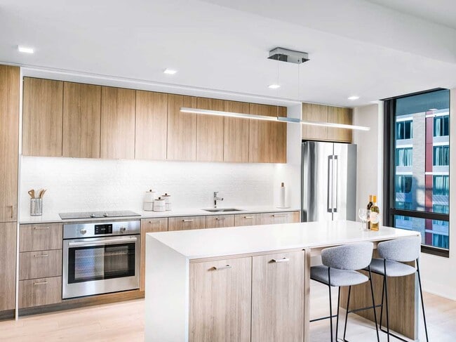 Building Photo - Intersect at O