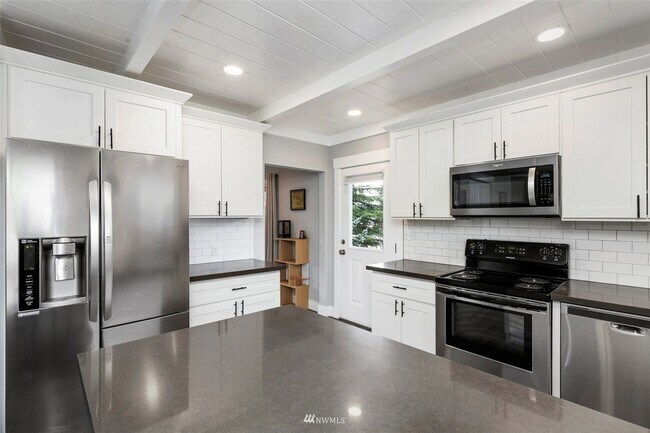 Building Photo - Beautiful 4 Bedroom Close to Everything!
