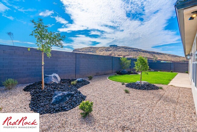 Building Photo - Beautiful 4-Bedroom 2.5 Bath with a 3 Car ...
