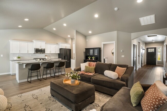 Building Photo - Spacious 4 Bedroom Gem with Private Backya...