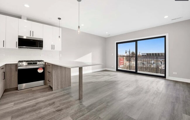 Building Photo - 5418 W Belmont Ave