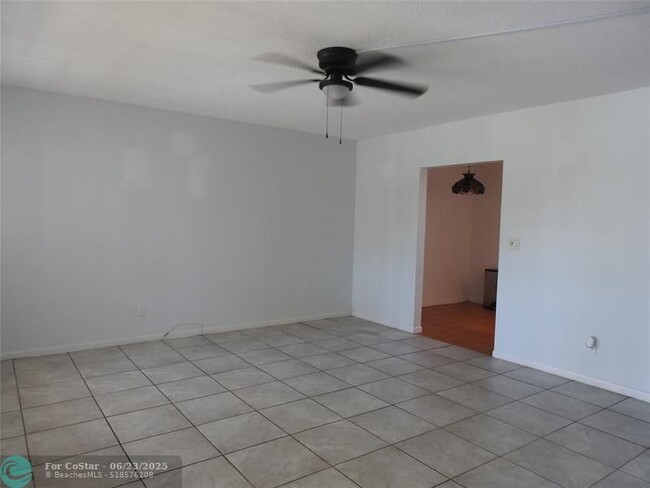 Building Photo - 2711 NE 49th St
