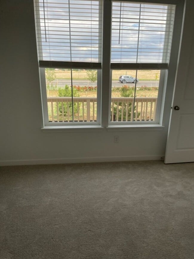 Building Photo - Spacious 4 Bed Townhome w/ 2-Car Garage in Erie – $1,000 Off 1st Month!
