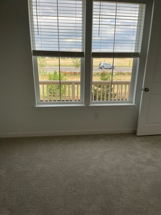 Building Photo - Spacious 4 Bed Townhome with 2-Car Garage in Erie-Available June 1!