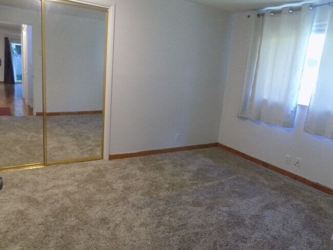 Building Photo - Winter Special-$500 Off-Spacious Three Bedroom, One & half Bathroom Townhouse Condo!