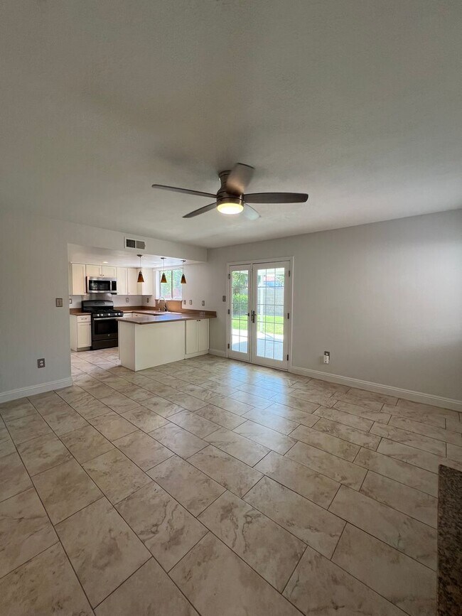Building Photo - 7501 Canyon Clover Dr