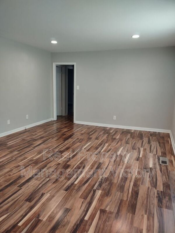 Building Photo - 1305 5th Pl NW