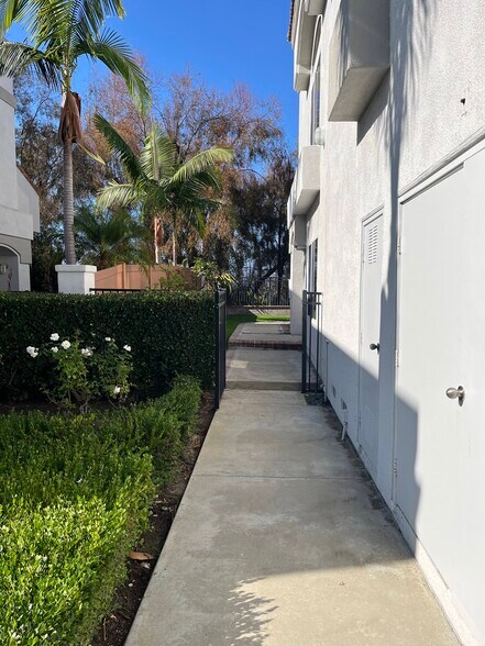 Walkway-side of condo - 28277 Via Luis
