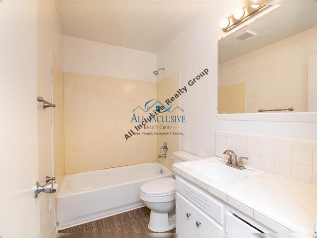 Building Photo - Charming 2 Bedroom 1 Bath! Half Off One Mo...