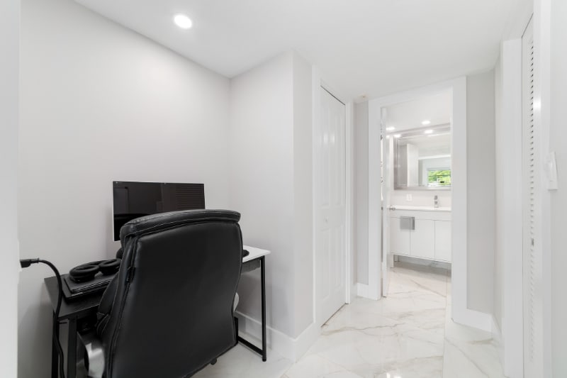 Building Photo - 2801 N Palm Aire Dr