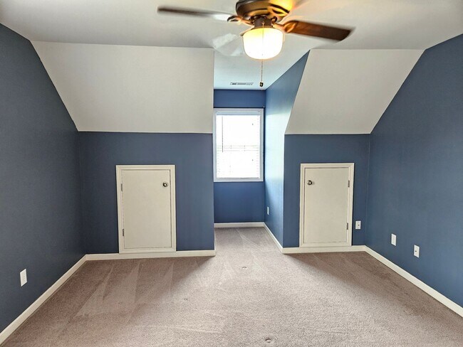 Building Photo - Rare 3 bedroom 2.5 bath home located in Dallas
