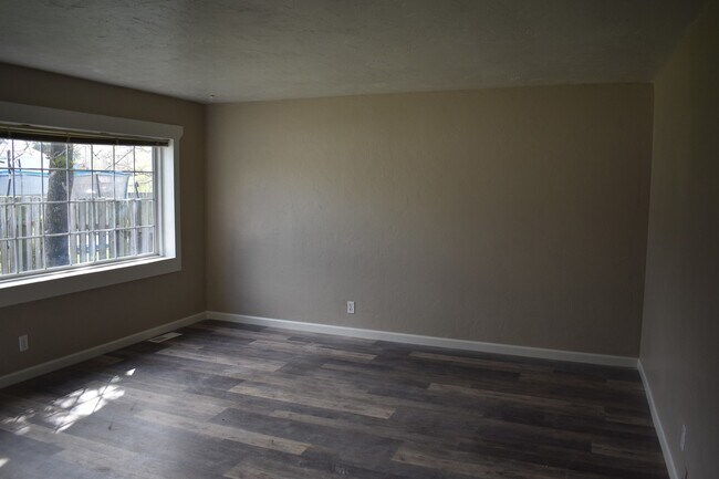 Building Photo - Modern home tucked away in the adorable little town of Brownsville.