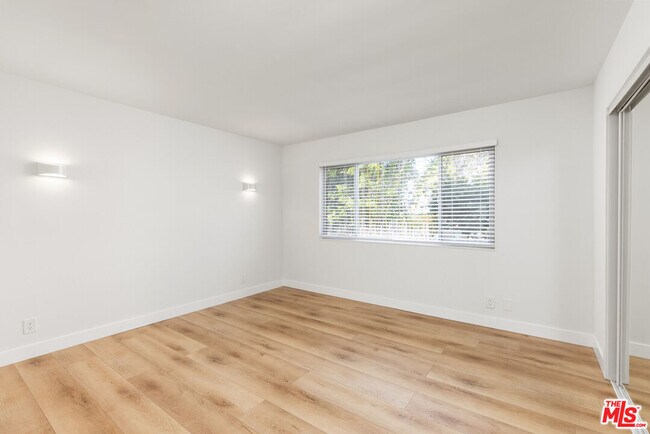 Building Photo - 621 San Vicente Blvd