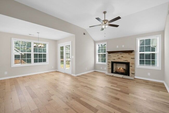 Building Photo - Pet Friendly Three Bedroom!