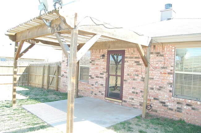 Building Photo - Stylish 3/2/2 Home with Fireplace and Cove...