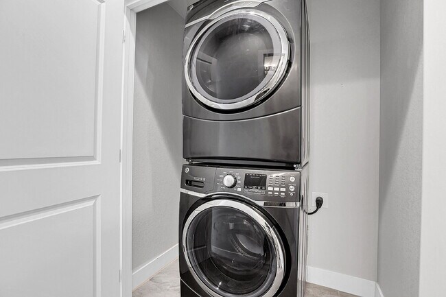 Building Photo - $3,300.00 - 2 Bedroom, 2.5 Bathroom, Rooft...