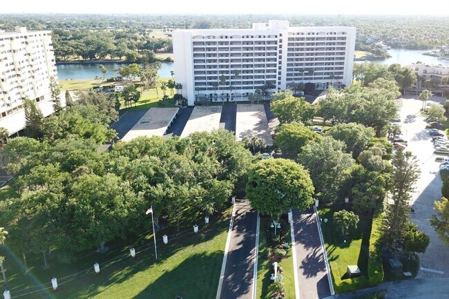 Building Photo - 356 Golfview Rd