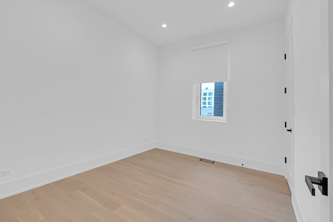 Building Photo - 505 W Elm St