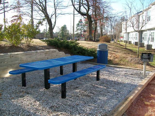 Building Photo - Updated 2 bedroom in fantastic location near Duke Med Center, on busline & convenient to many loc...