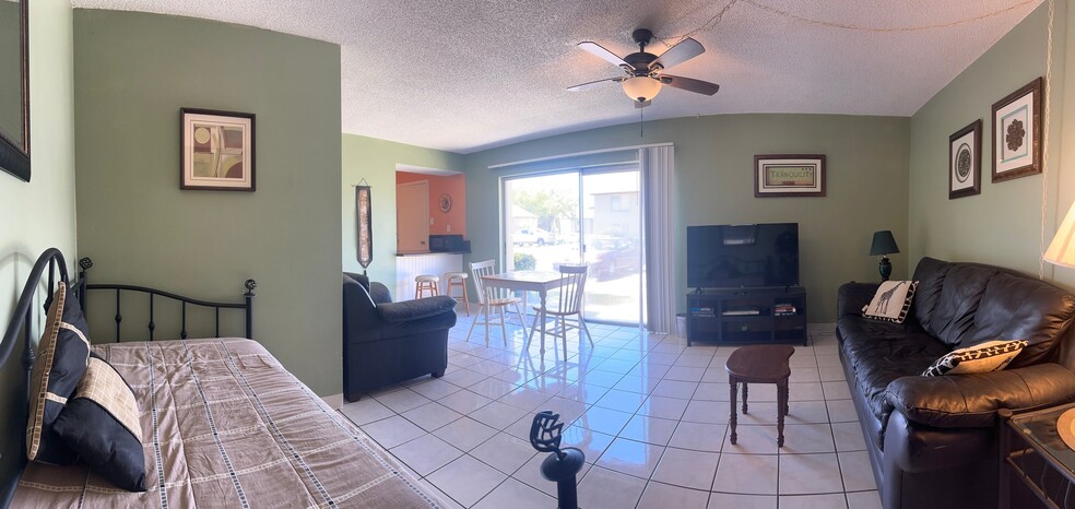 Building Photo - 4215 E Bay Dr