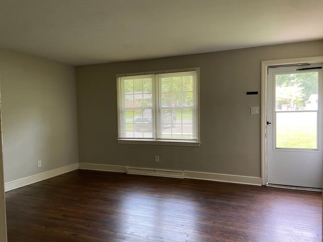 Building Photo - 3 Bedroom, 1.5 Bathroom House in Greensboro!