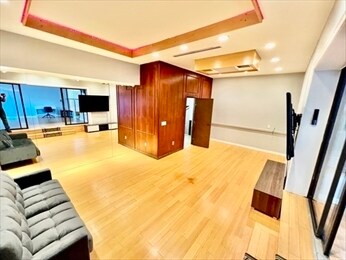 Building Photo - 57 Broadlawn Park
