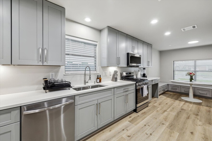Building Photo - 5615 Cerritos Dr