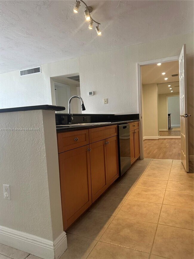 Building Photo - 10350 W Bay Harbor Dr