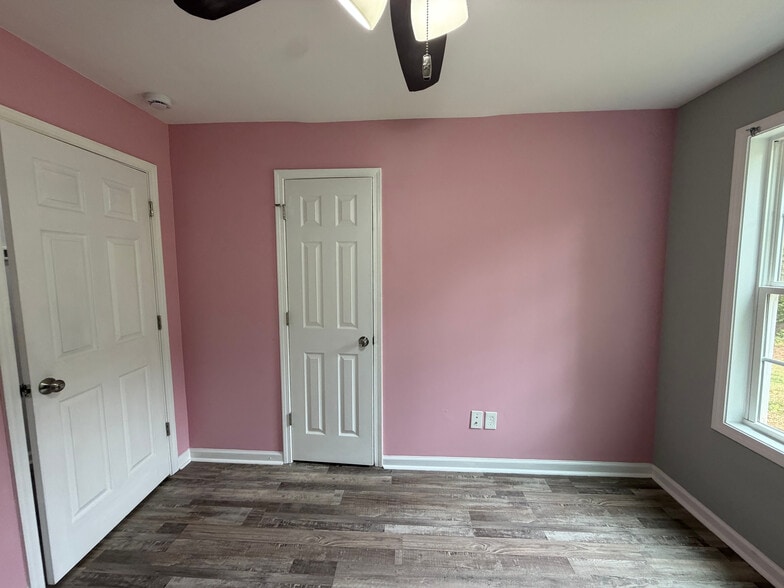 Building Photo - Room in House on Navajo Trail